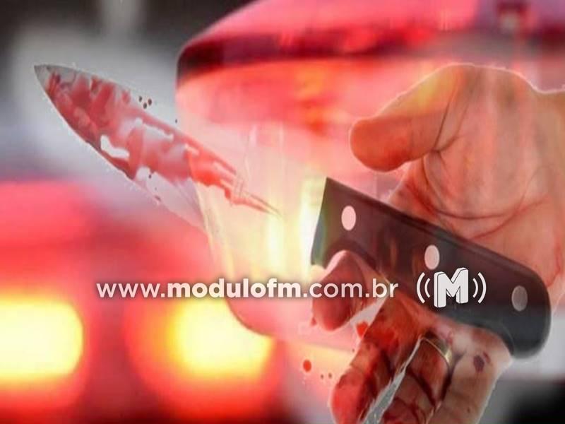 Mulher ataca companheiro com facada no peito por ciúmes...