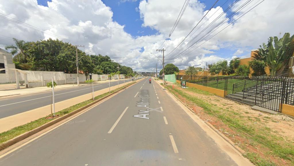 Jovem bate moto em poste e fica em estado...