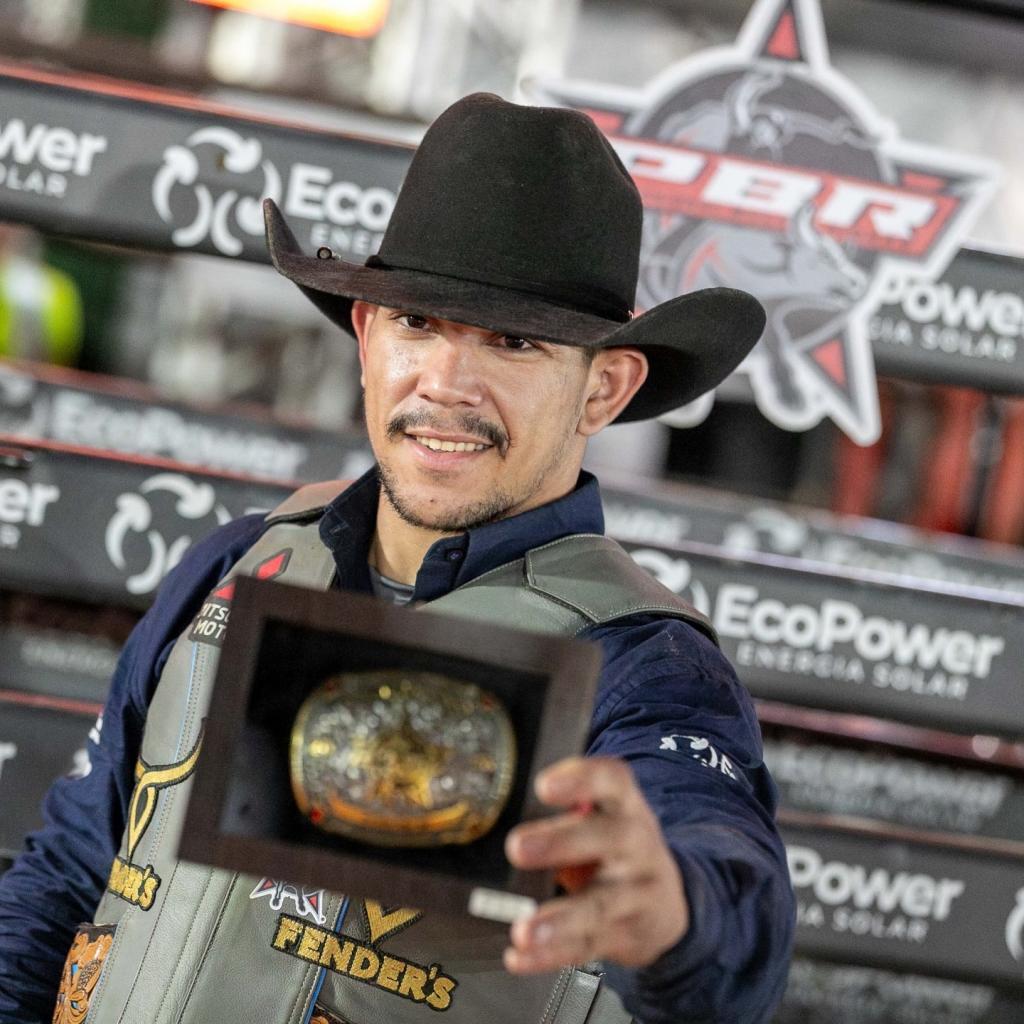 Peão Jhon Carlos Moreira Carvalho, atleta do Mato Grosso, foi o grande campeão do rodeio da Fenacafé