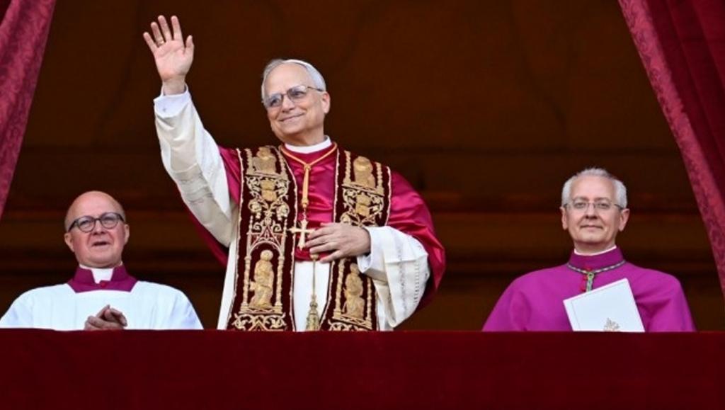 Americano Robert Francis Prevost é eleito novo papa e escolhe o nome...