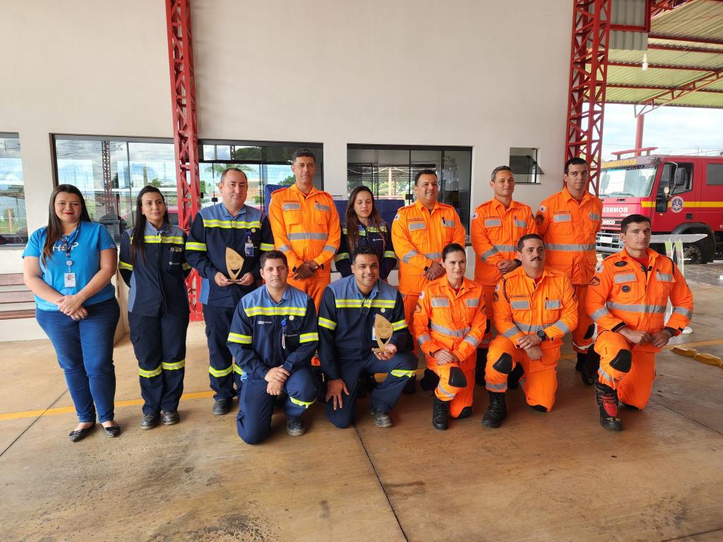 Imagem 1 do post Corpo de Bombeiros de Patrocínio recebe de mineradora doação de EPIs Nível A