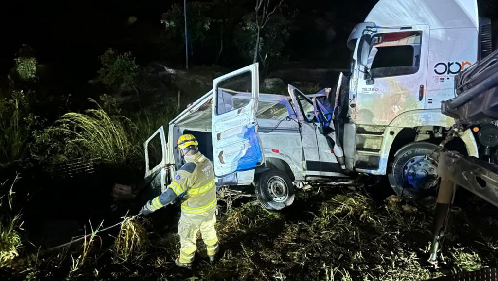 Grave acidente entre van e carreta na BR-251 deixa nove mortos e dez feridos em Grão Mogol