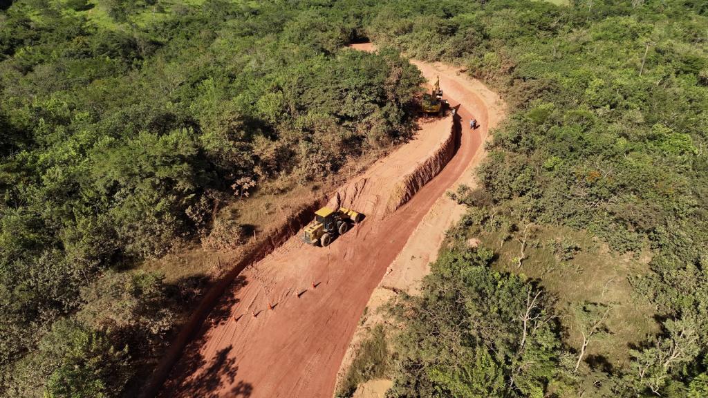 Morro na região de Ponte Alta é rebaixado para melhorar passagem de veículos de carga