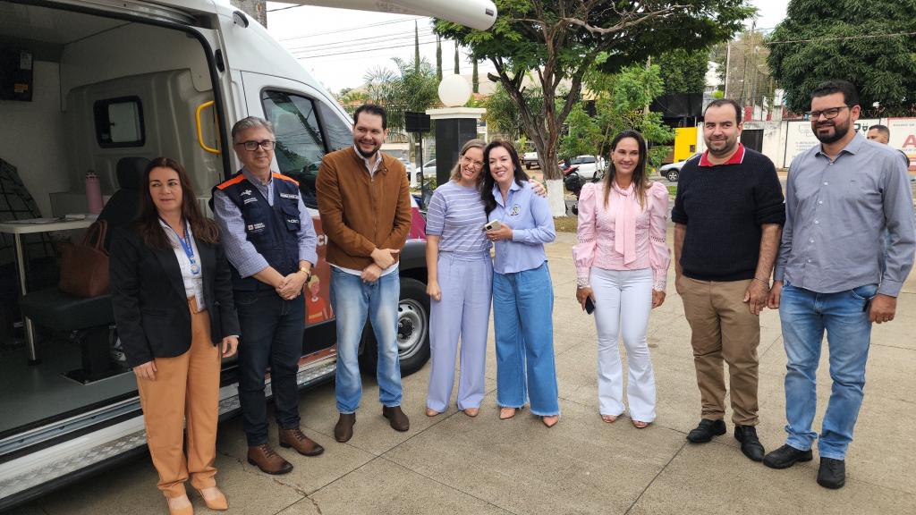 Prefeito Gustavo Brasileiro realiza entrega de vacimóvel, retroescavadeira e...