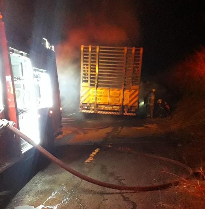 Incêndio destrói maquinário agrícola em carreta na BR-365 próximo...