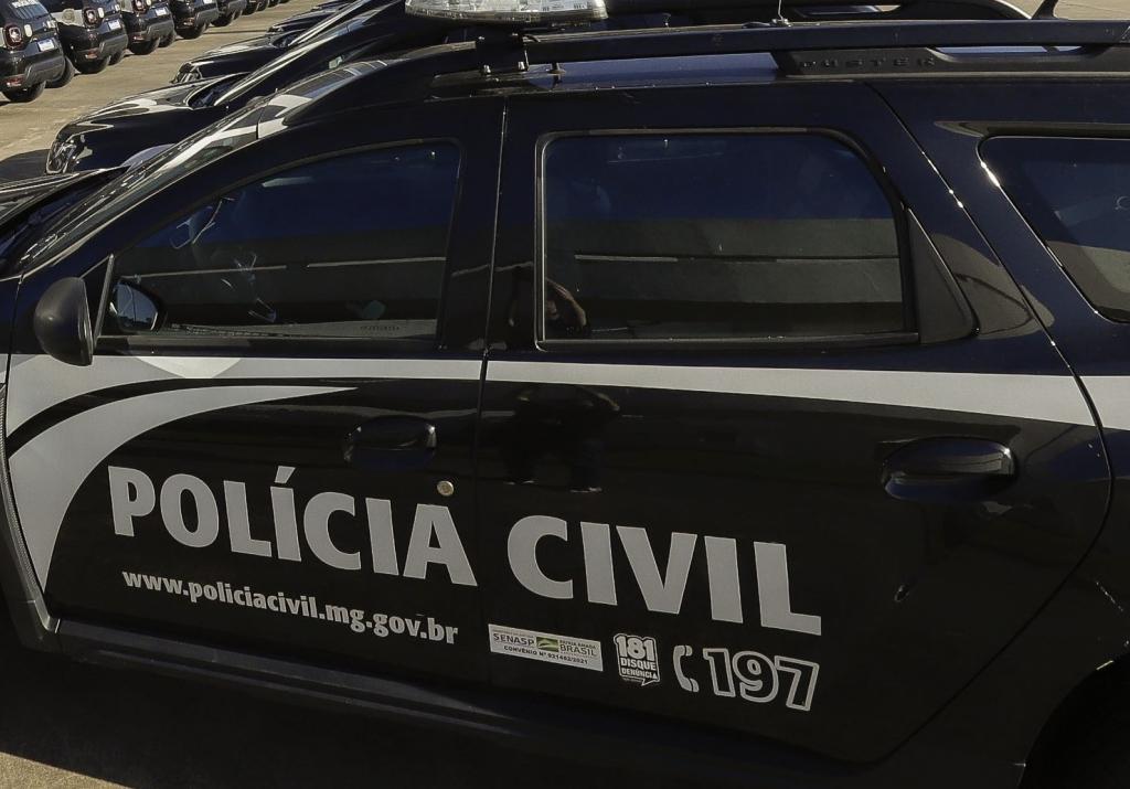 Mãe e padrasto são presos suspeitos de matar menina...