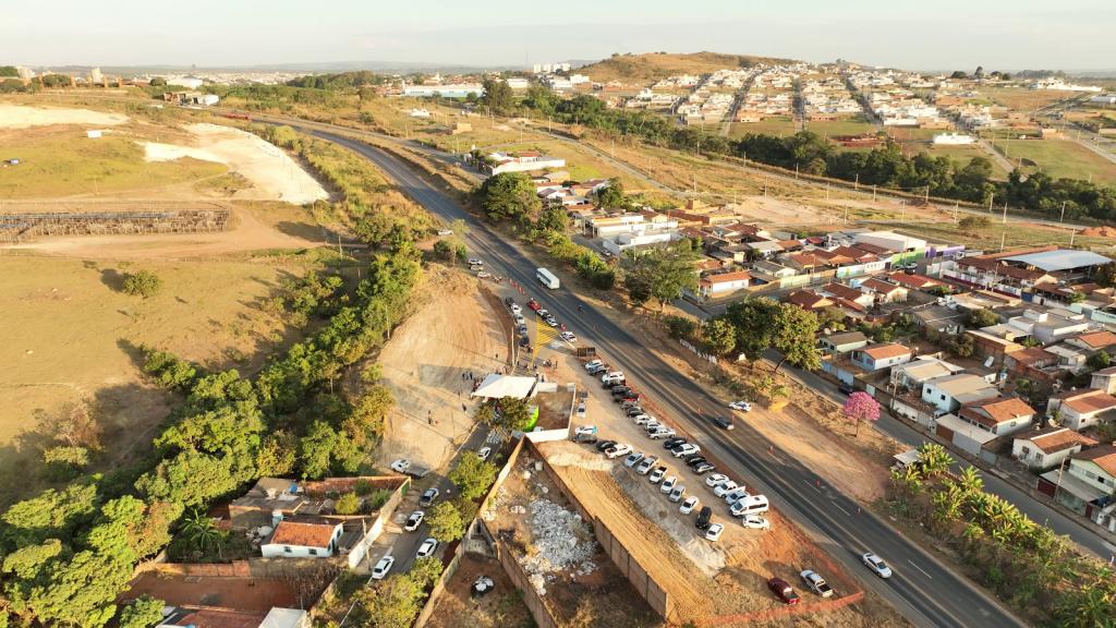 Prefeitura lança pedra fundamental da passarela sobre a BR-365...