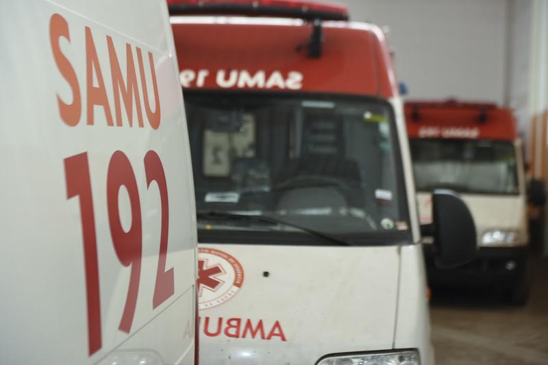 SAMU socorre homem e mulher após acidente entre carro...