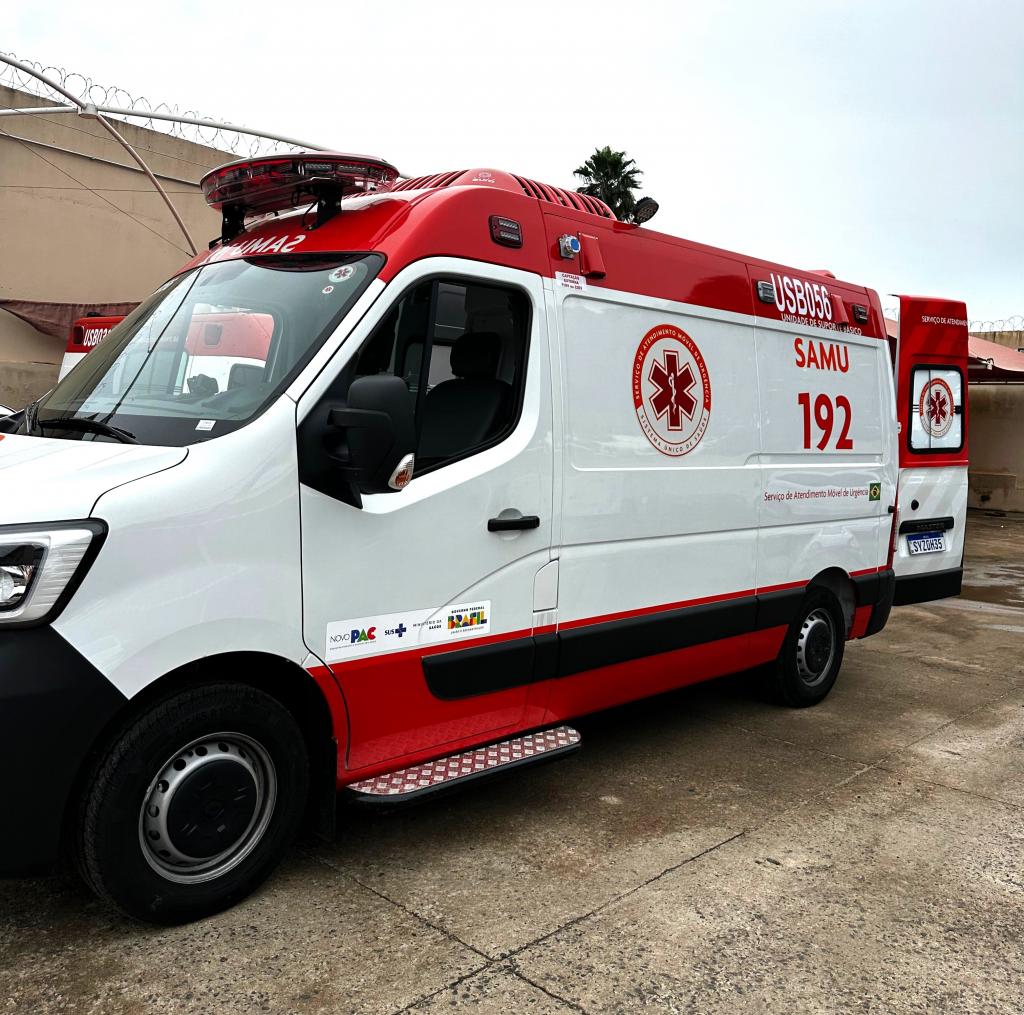 Carro dirigido por jovem de Patrocínio capota na BR-365