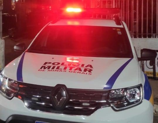 Casal é preso com cinco barras de maconha em...