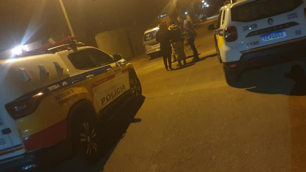 Homem é morto com facada no peito durante a...