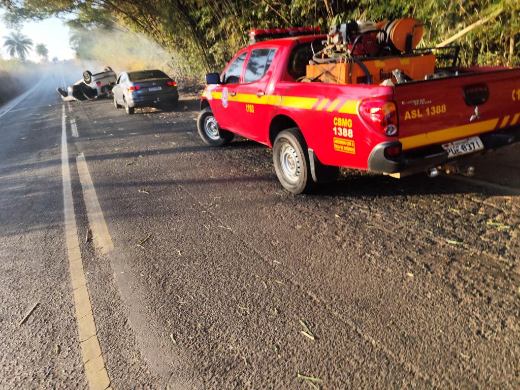 Imagem 11 do post Incêndio em moita de bambu provoca capotamento na MG-230 próximo à comunidade de Tejuco