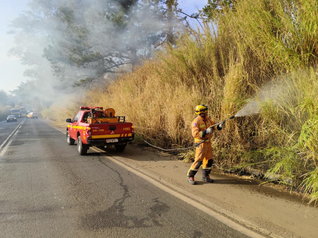 Imagem 9 do post Incêndio em moita de bambu provoca capotamento na MG-230 próximo à comunidade de Tejuco