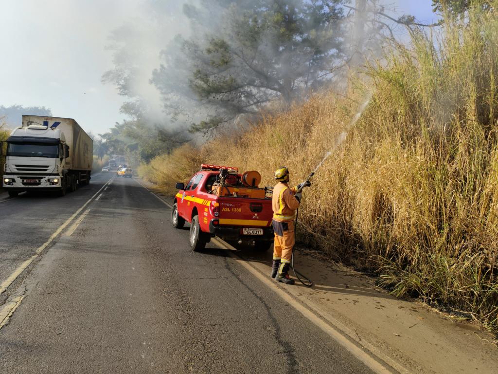 Imagem 7 do post Incêndio em moita de bambu provoca capotamento na MG-230 próximo à comunidade de Tejuco