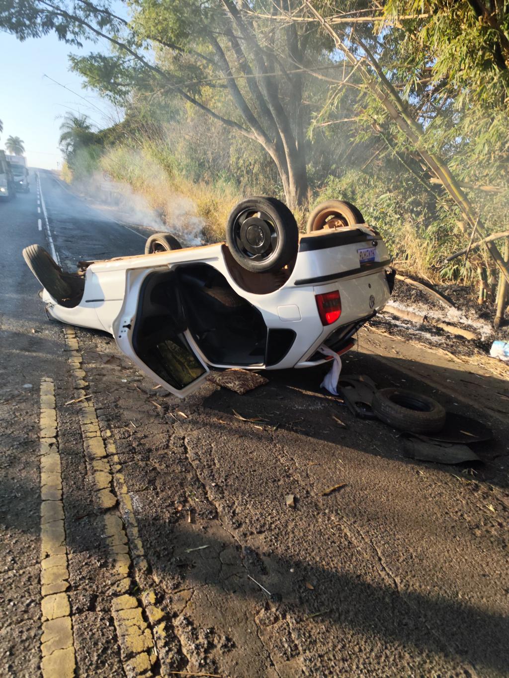 Imagem 2 do post Incêndio em moita de bambu provoca capotamento na MG-230 próximo à comunidade de Tejuco