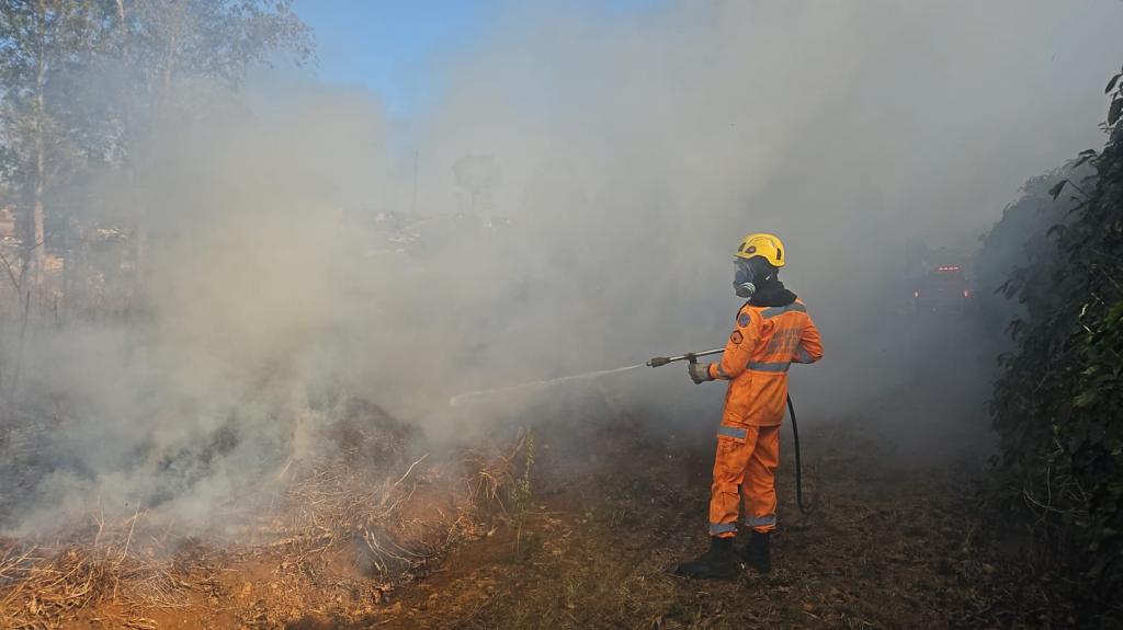 Incêndio em pastagem atinge 10 hectares de fazenda e...