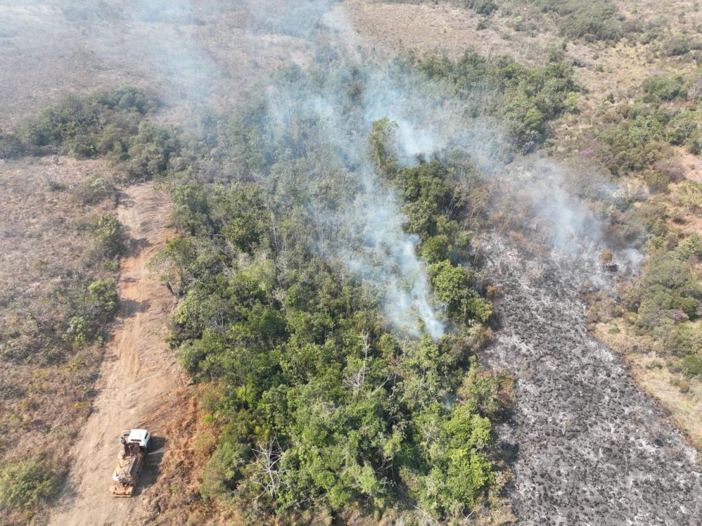 Polícia Militar e bombeiros combatem incêndio de 526 hectares em fazenda da região