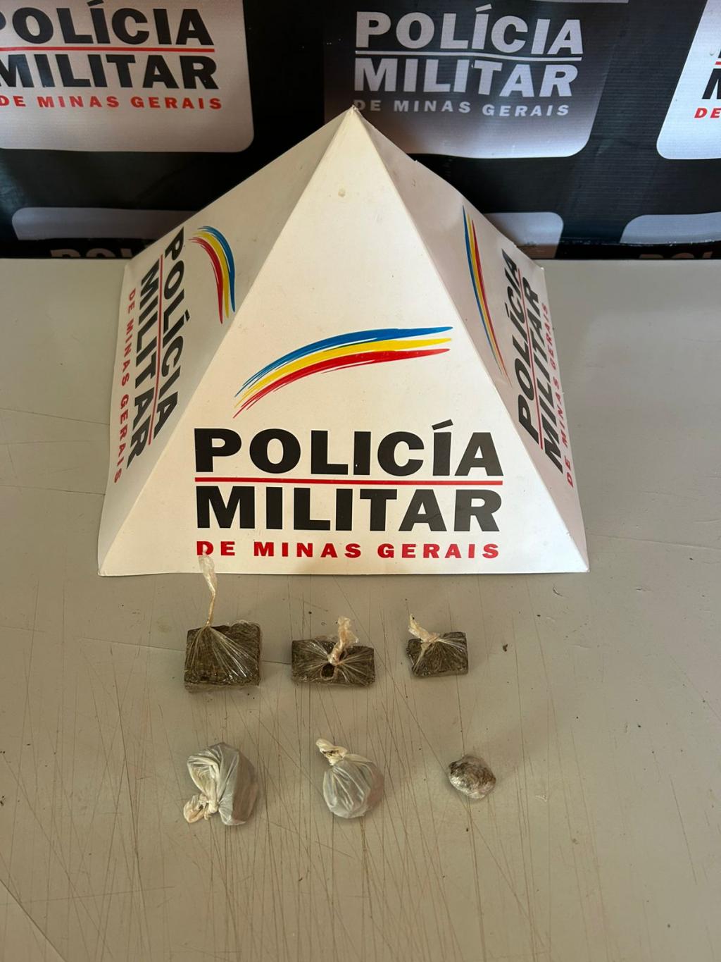 Polícia Militar prende jovem por tráfico de drogas em...