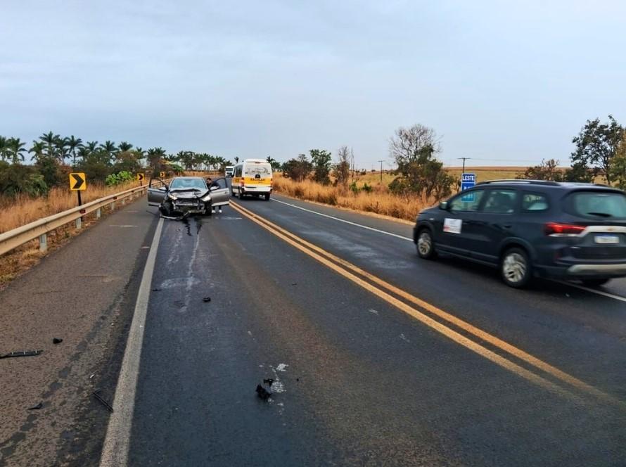 Três veículos se envolvem em acidente na BR-365 em...