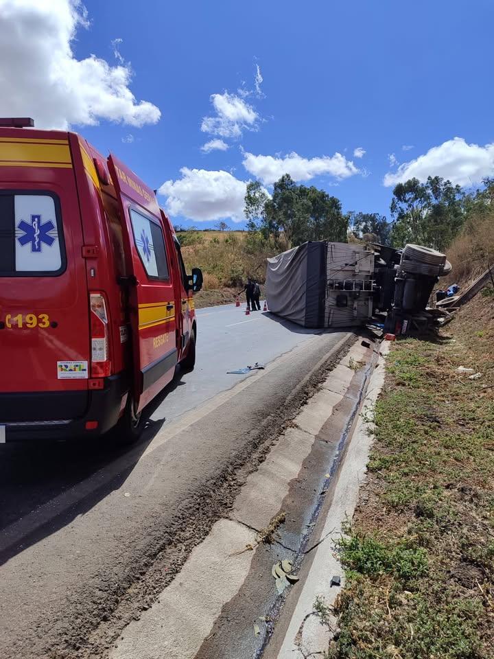 Imagem 1 do post Carreta tomba na BR-365 entre Patrocínio e Patos de Minas e motorista fica preso na cabine