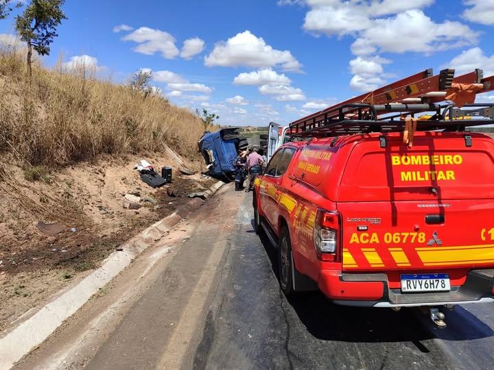 Carreta tomba na BR-365 entre Patrocínio e Patos de...