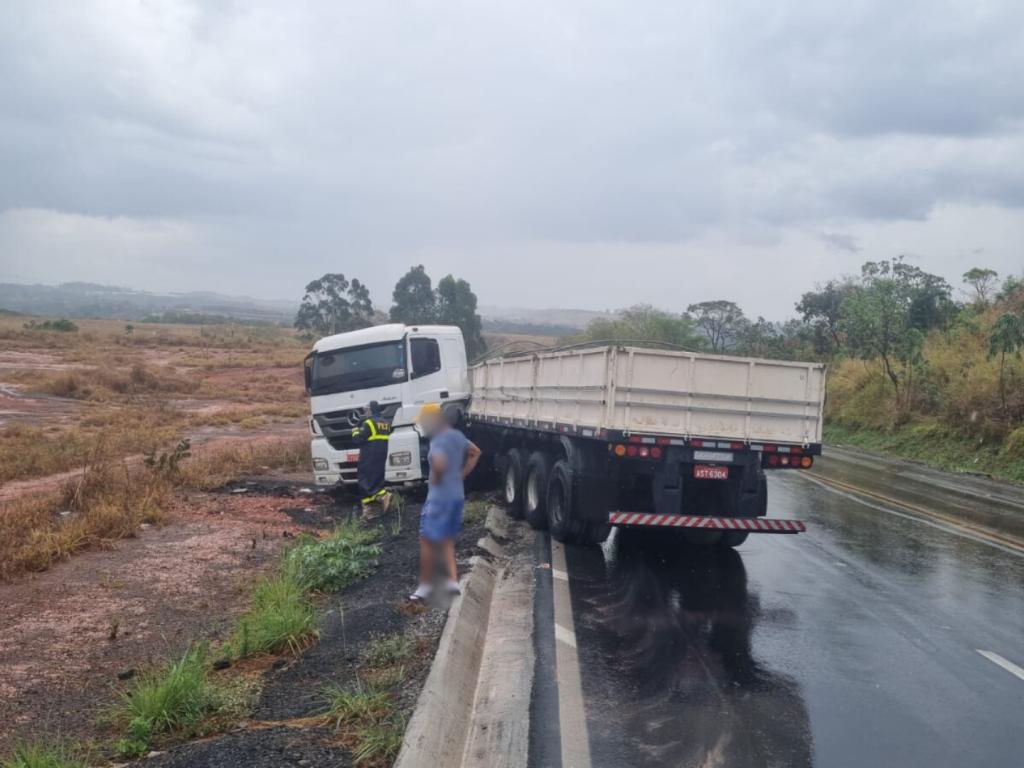 Imagem 1 do post Chuva desta quarta causou três acidentes em 10 minutos na BR-365, diz PRF