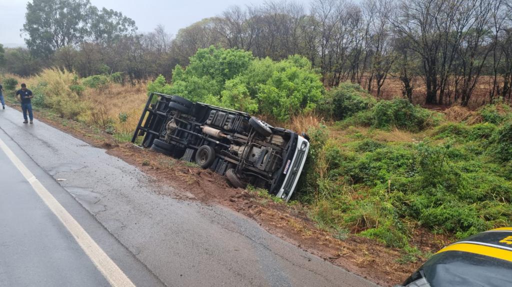 Imagem 2 do post Chuva desta quarta causou três acidentes em 10 minutos na BR-365, diz PRF