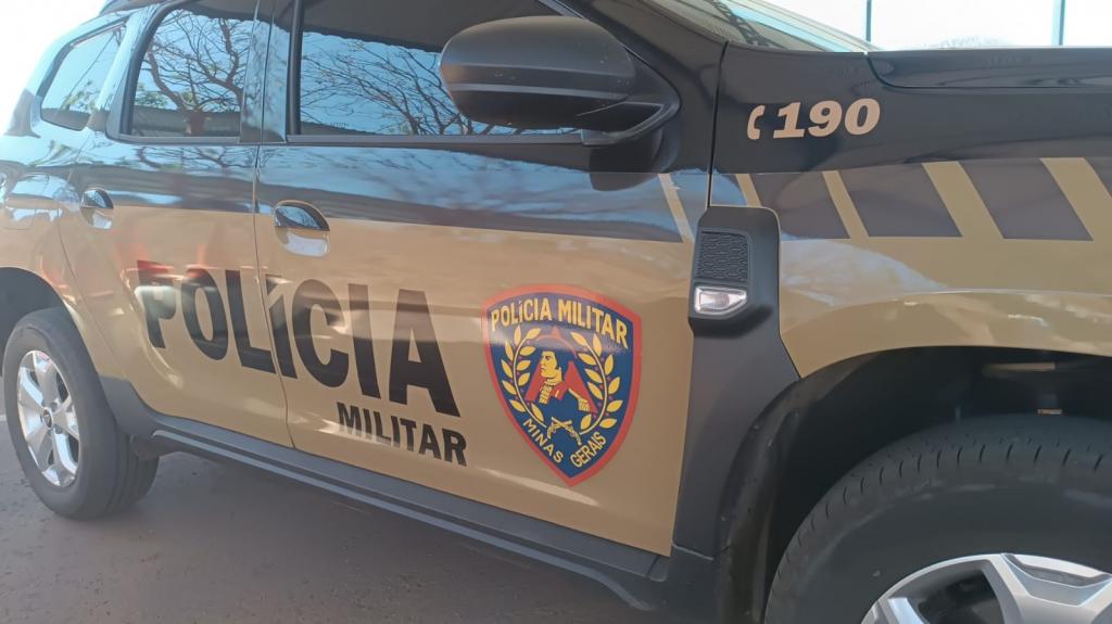 Homem invade casa, tenta se esconder em cama e...