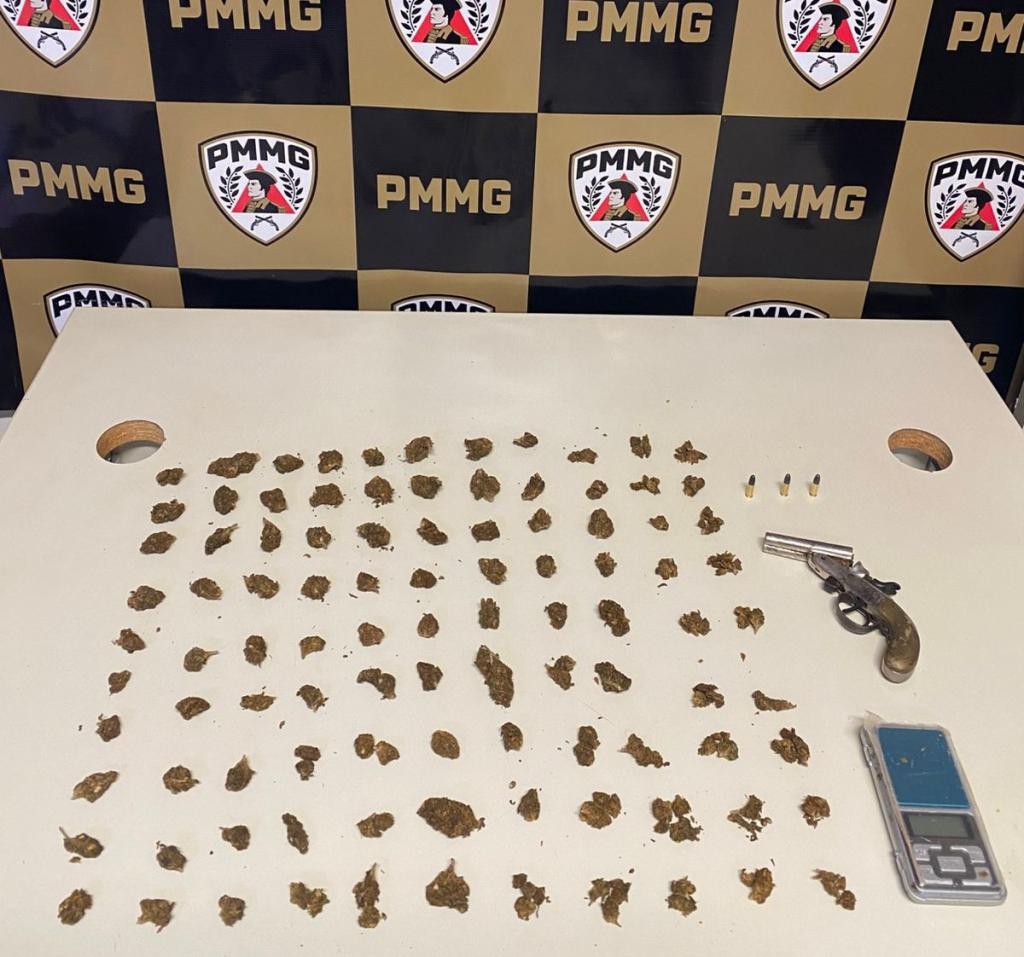 Adolescente é flagrado com arma e drogas dentro de...