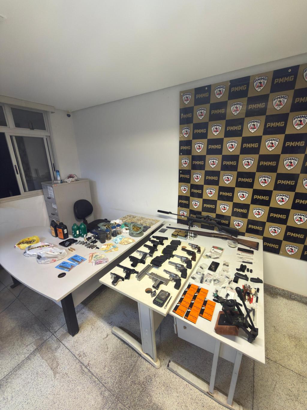 Imagem 1 do post ARSENAL: PM de Patrocínio apreende 15 armas, centenas de munições e prende dois homens