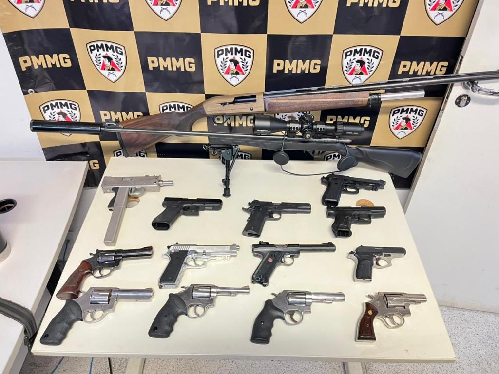 ARSENAL: PM de Patrocínio apreende 15 armas, centenas de...