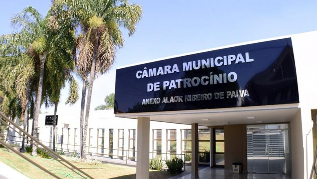 Câmara Municipal realiza homenagem com entrega da Medalha Professora...