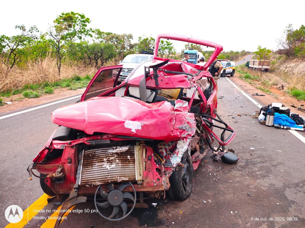 Colisão frontal entre carro e carreta deixa motorista gravemente...