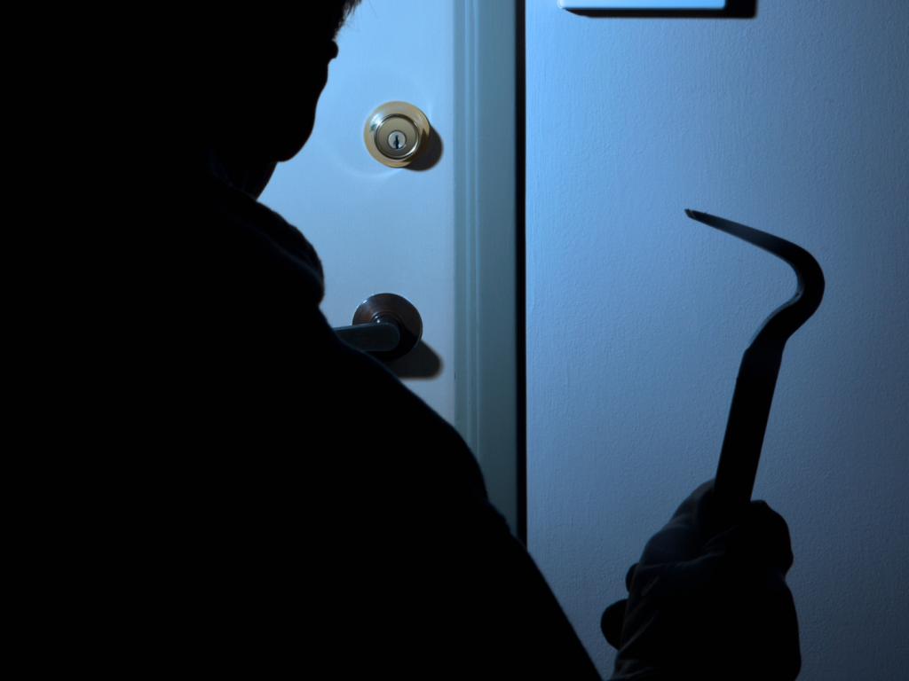 Criminosos arrombam oficina e furtam dinheiro e equipamentos em...