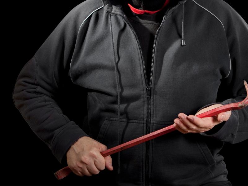 Criminosos invadem garagem e furtam carro durante a madrugada...