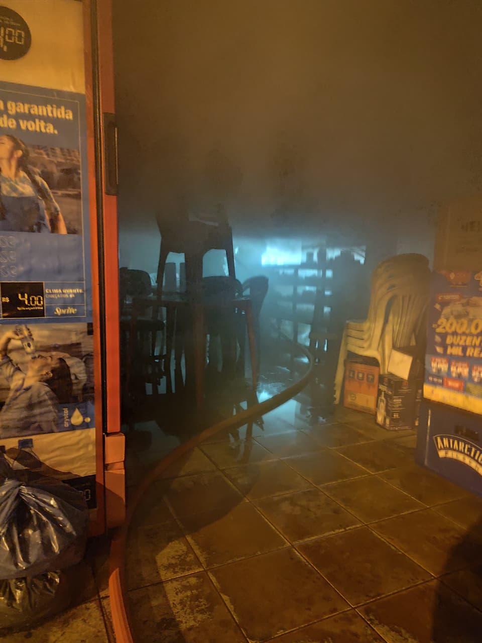 Imagem 5 do post Fogo destrói parte de bar no centro de Patrocínio