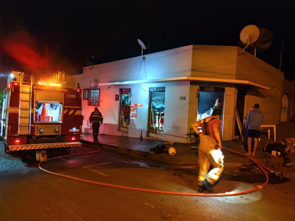Imagem 1 do post Fogo destrói parte de bar no centro de Patrocínio