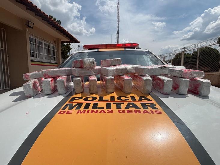 Jovem é presa com 19 barras de maconha em...