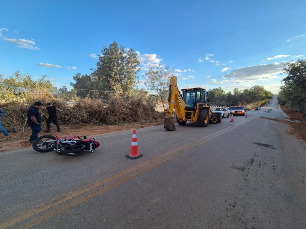 Motociclista fica gravemente ferido após bater em retroescavadeira em...