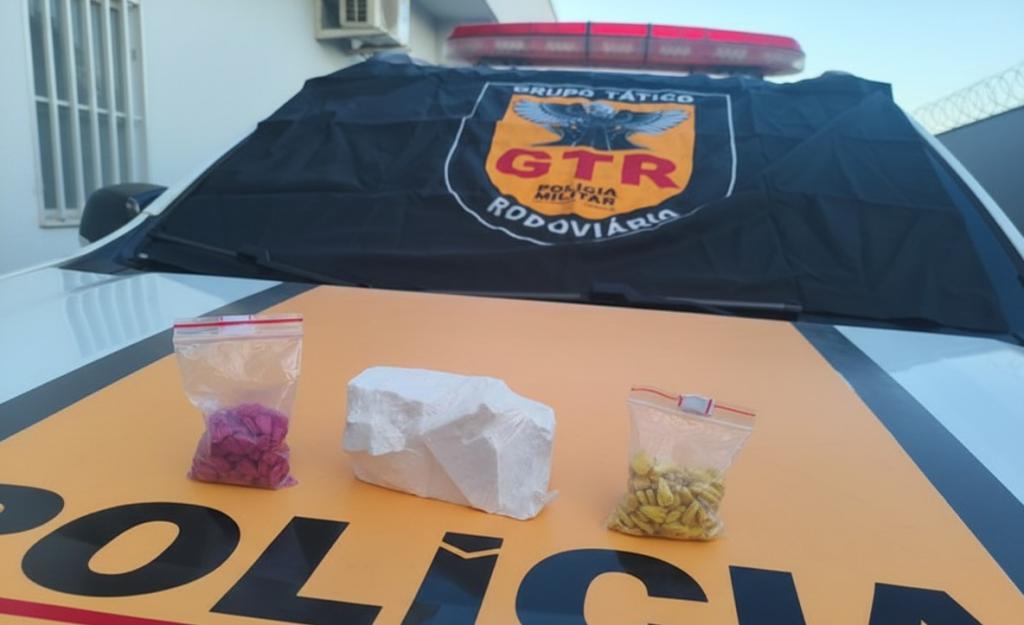 PM apreende cocaína e 200 comprimidos de ecstasy em...