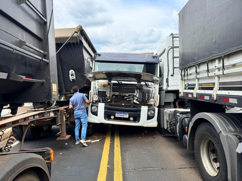 Acidente entre caminhões bloqueia ponte da BR-365 entre Patrocínio...