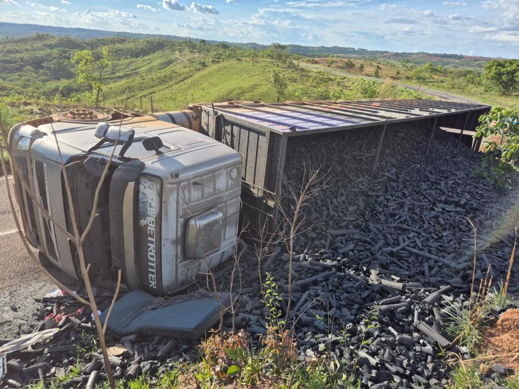 Caminhão carregado com carvão tomba na MG-188 e interdita...