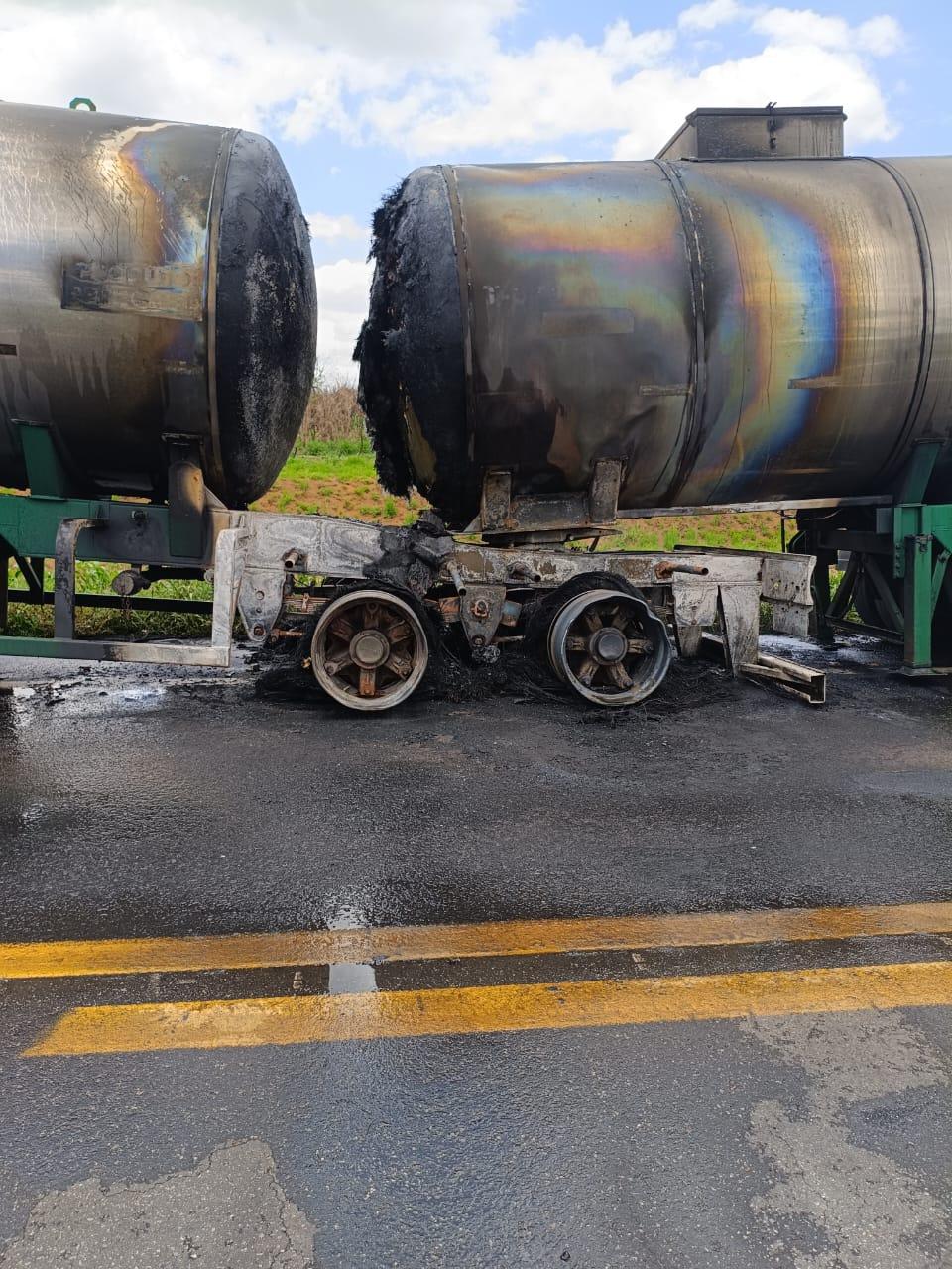 Imagem 2 do post Carreta carregada de leite pega fogo na BR-365 e bombeiros de Patrocínio apagam incêndio