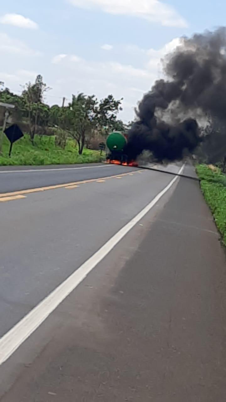 Imagem 4 do post Carreta carregada de leite pega fogo na BR-365 e bombeiros de Patrocínio apagam incêndio