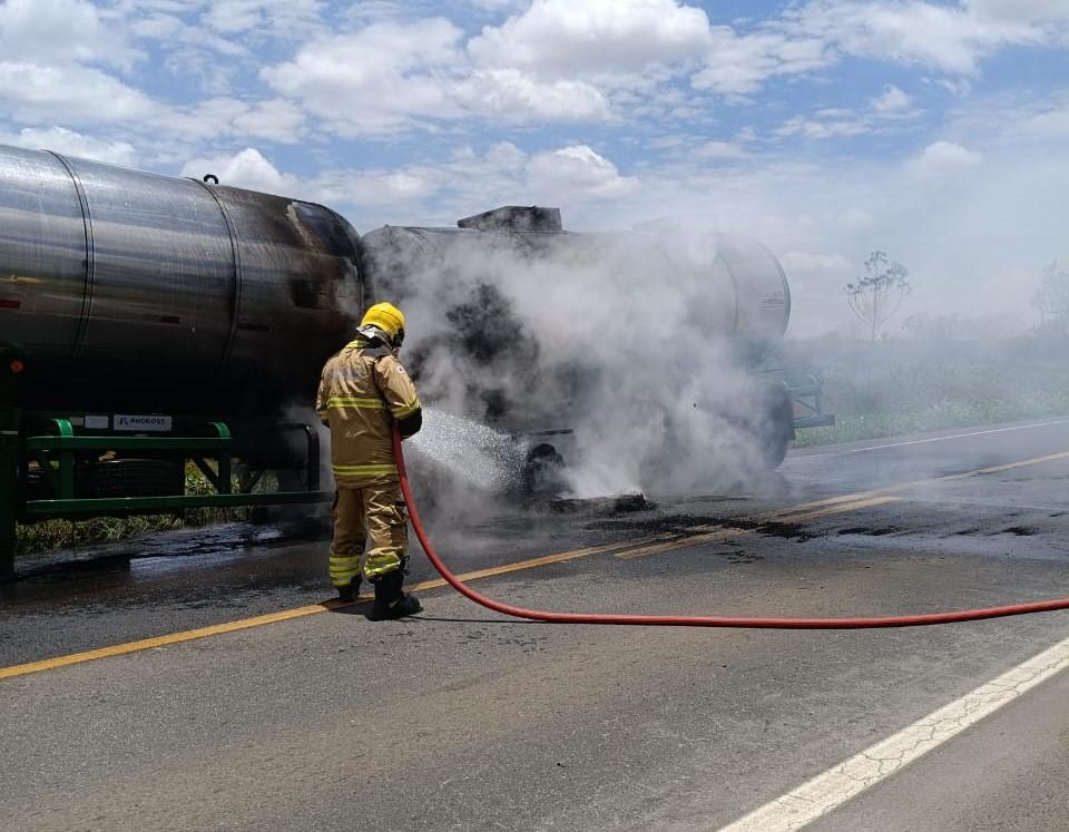 Carreta carregada de leite pega fogo na BR-365 e...