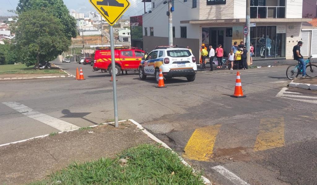 Motociclista é arremessada para dentro de salão de beleza...
