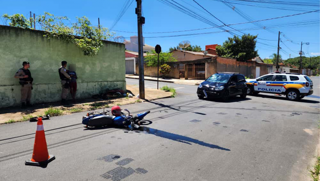 Motociclista fica ferido após avançar parada obrigatória e bater...