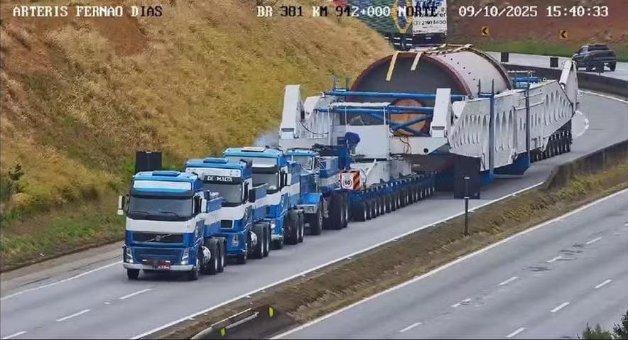 Travessia de carreta gigante por estradas da região é...