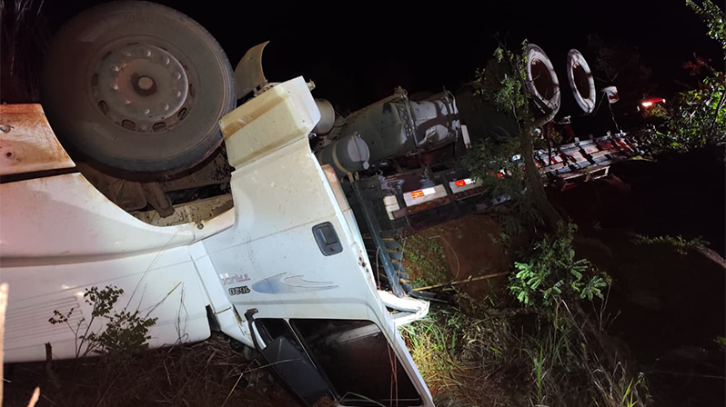Motorista morre após capotamento de caminhão na BR-365, entre...