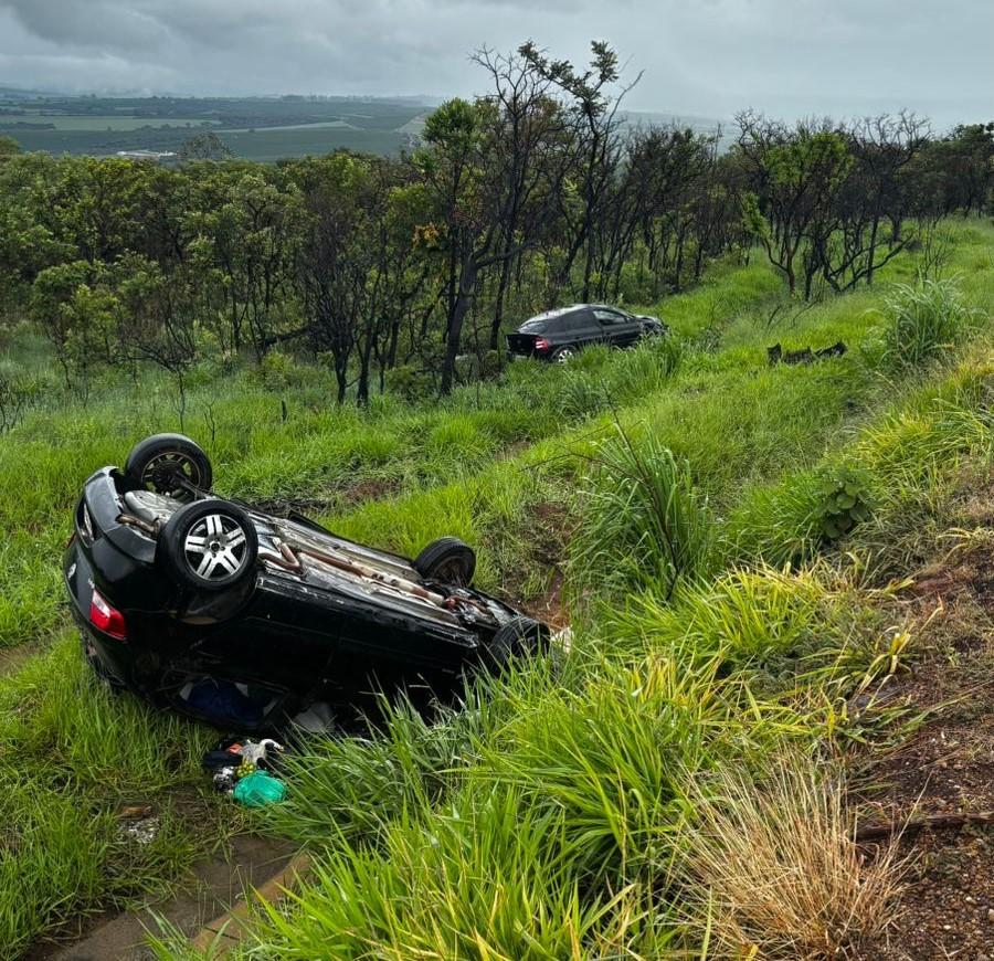 Capotamento múltiplo na BR-146 deixa feridos e mobiliza resgate...